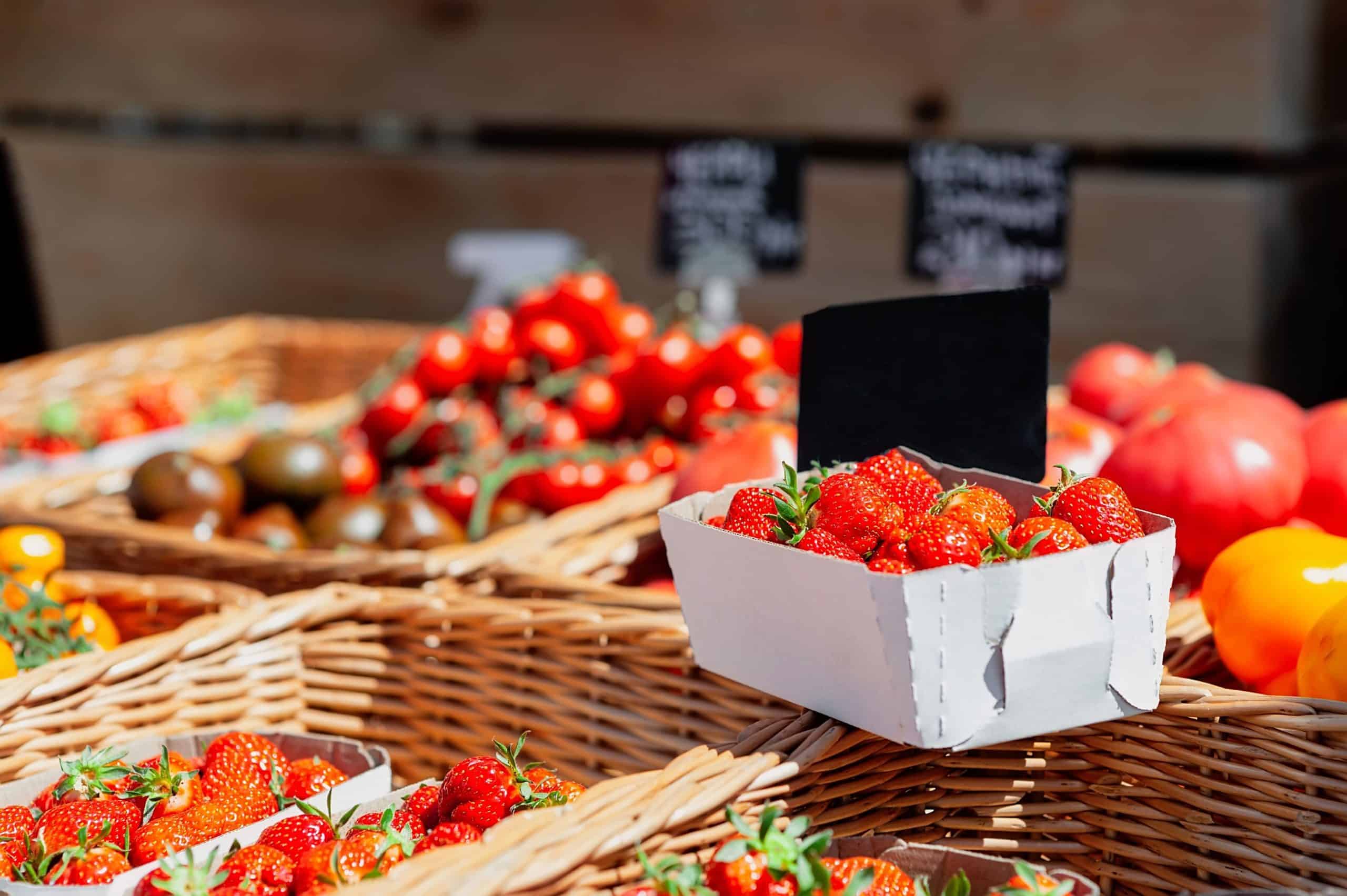berries in baskets at farmers market in orlando